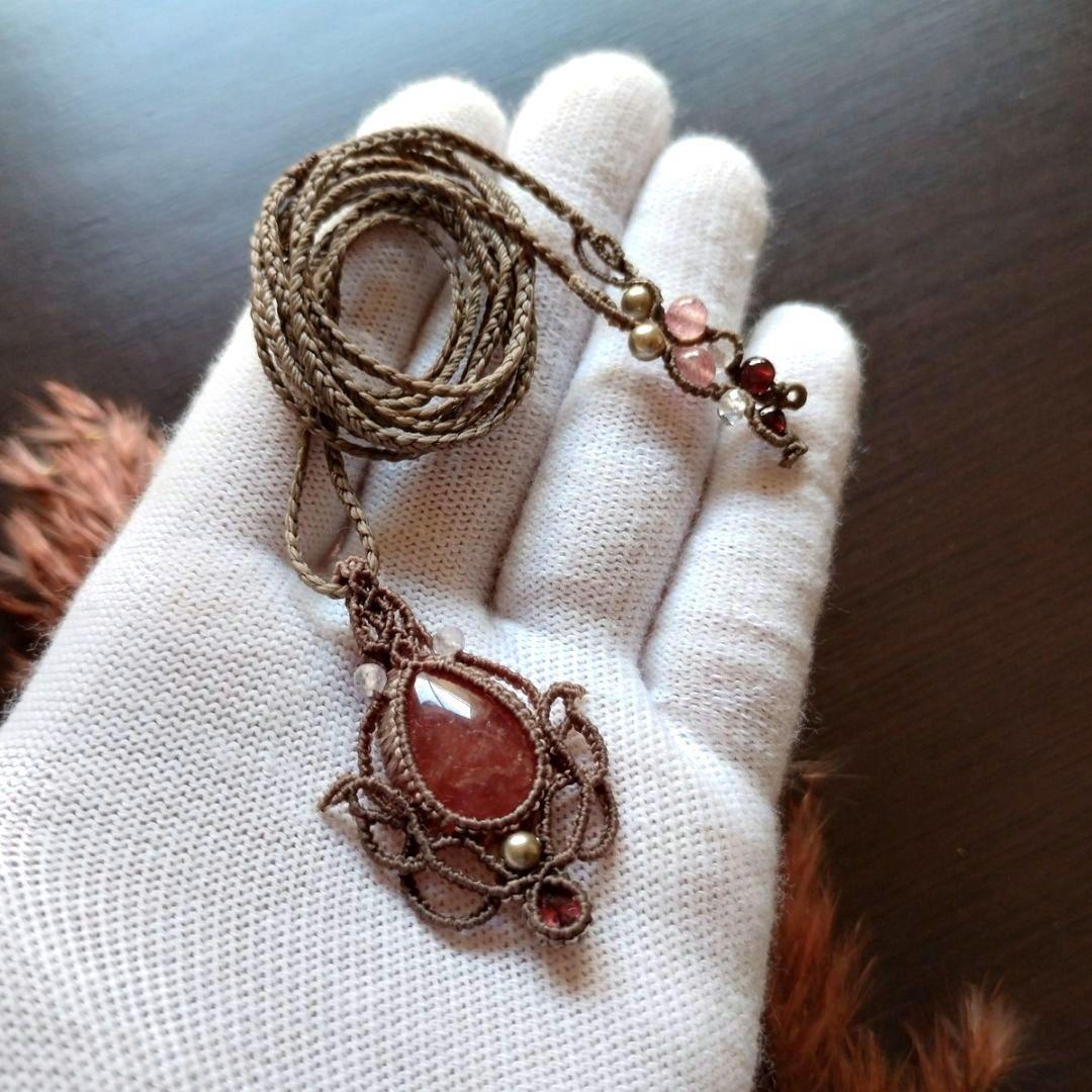 【ルリミドリ】インカローズ&ガーネットのマクラメ編みネックレス　ペンダンㇳ
