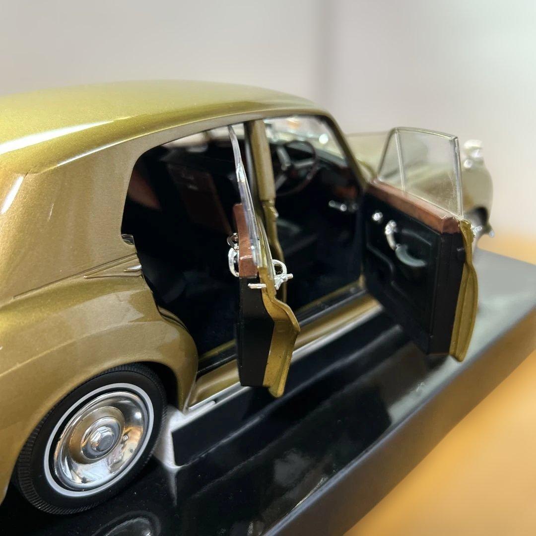 BENTLEY フィギュア付きピンバッチ付き