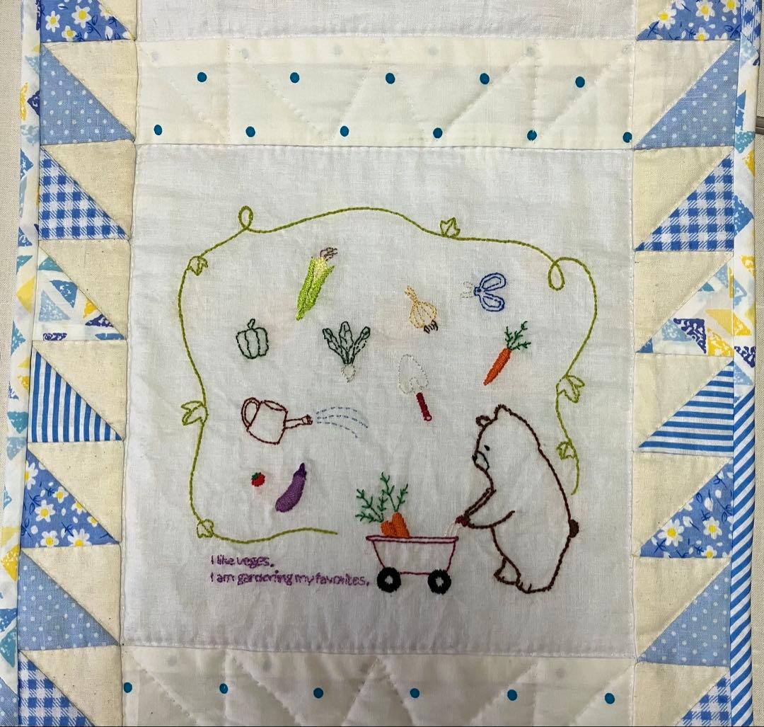 刺しゅうとパッチワークのタペストリー