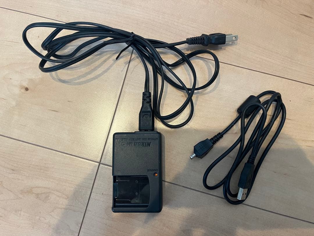 【値下げ】Nikon デジカメ　平成レトロカメラ充電付き　LUMIX Canon