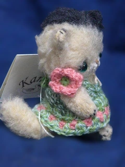 加茂さんの素晴らしい猫のぬいぐるみです。加茂さんの代表作になるものです