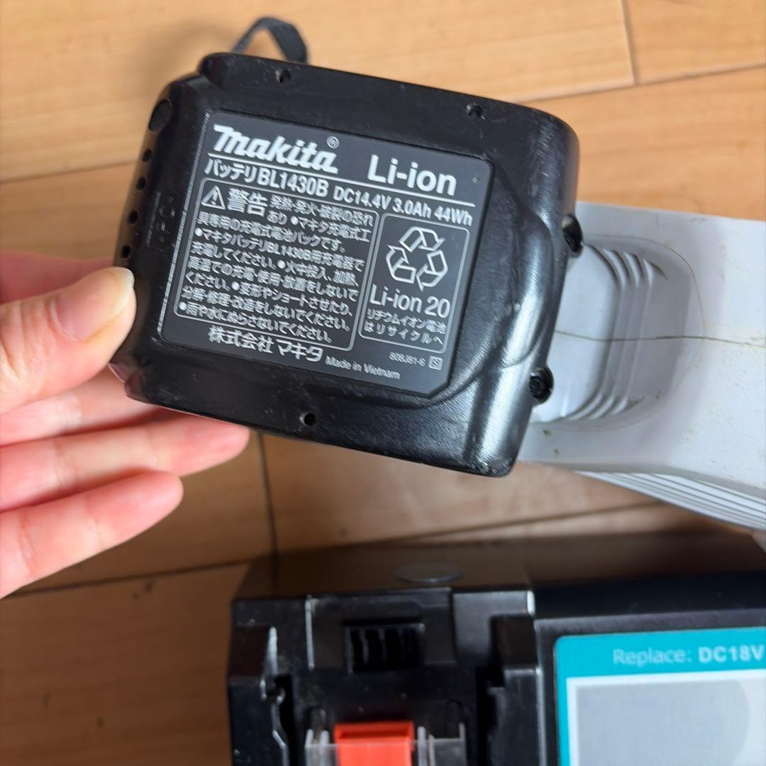Makita マキタ スティッククリーナー 掃除機 CL142FD