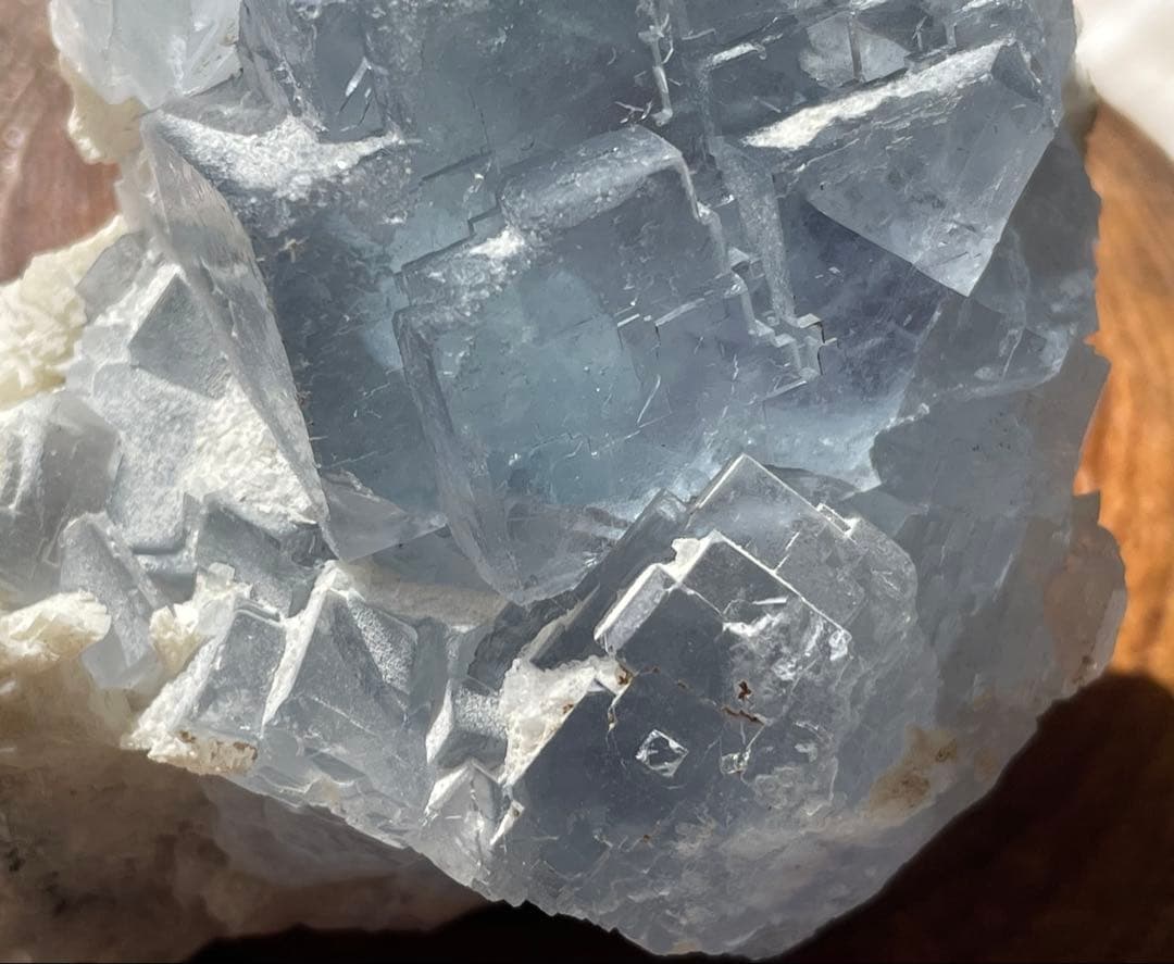 フローライト　原石　巨大結晶　美しいスカイブルー　アクアマリンカラー　虹　蛍石