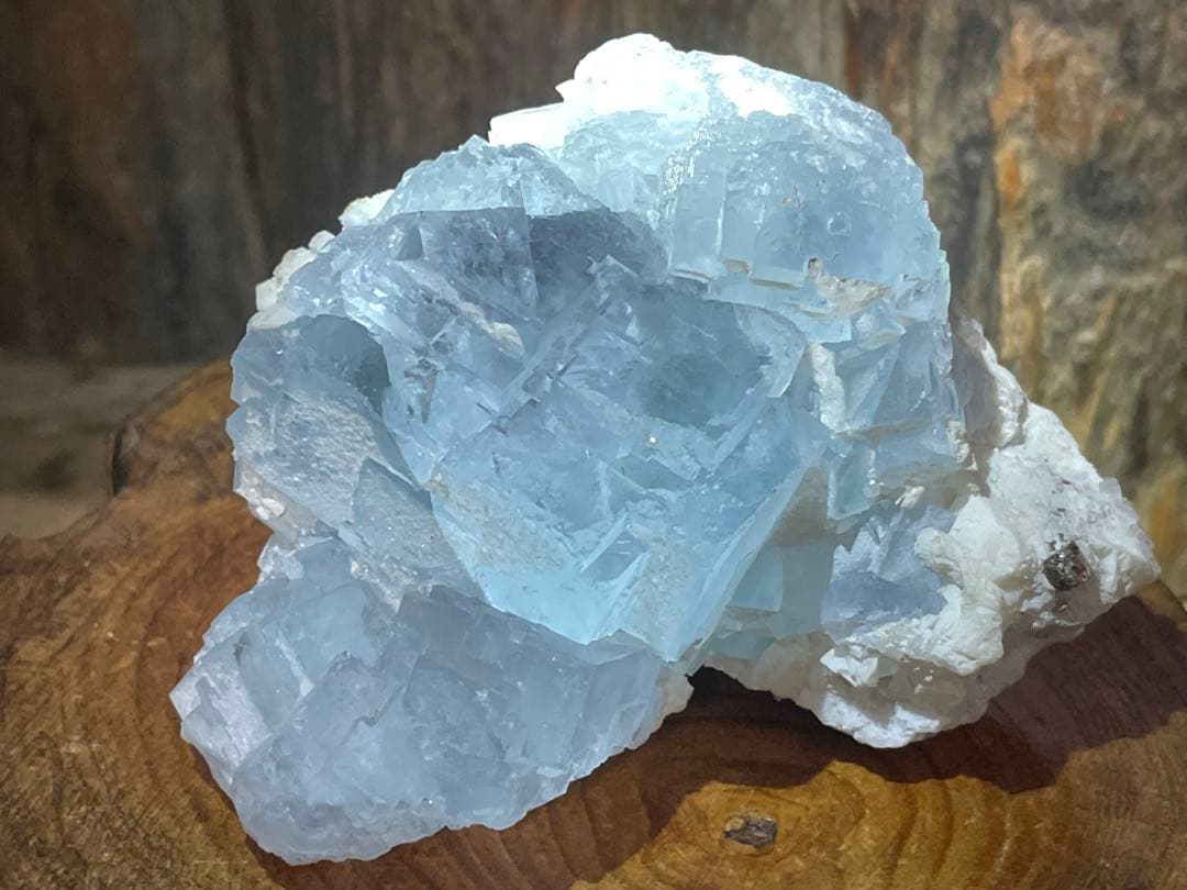フローライト　原石　巨大結晶　美しいスカイブルー　アクアマリンカラー　虹　蛍石