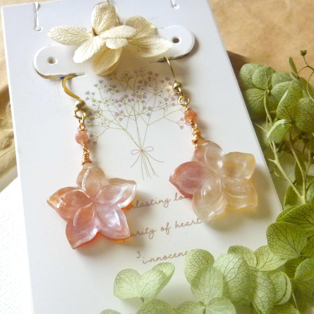 14kgf/カーネリアン×MOP水晶プルメリアカービングとサンストーンのピアス