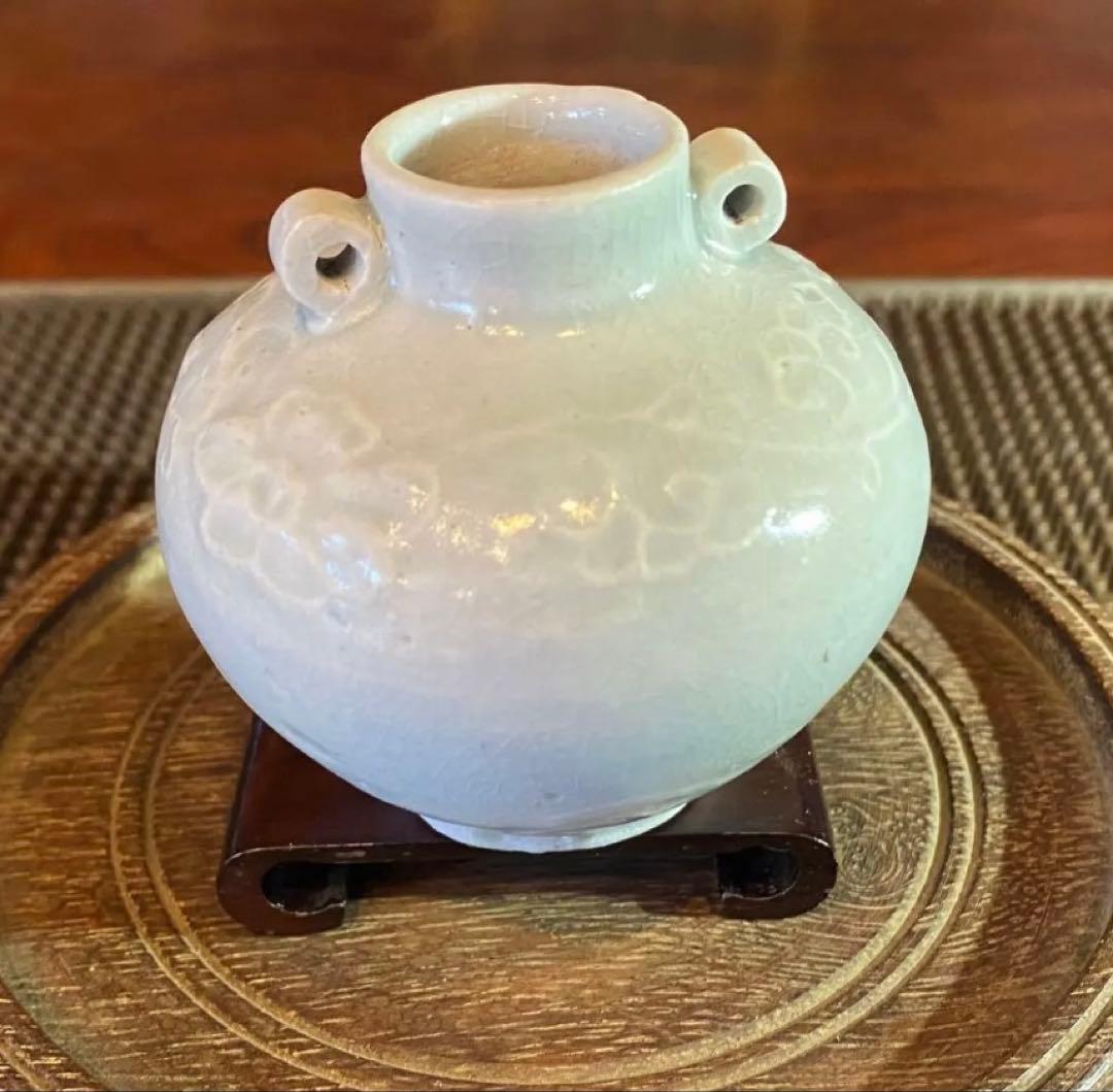 アンティーク・青白磁（影青）・陽刻梅唐草文・唐木鑑賞台座付・２点セット