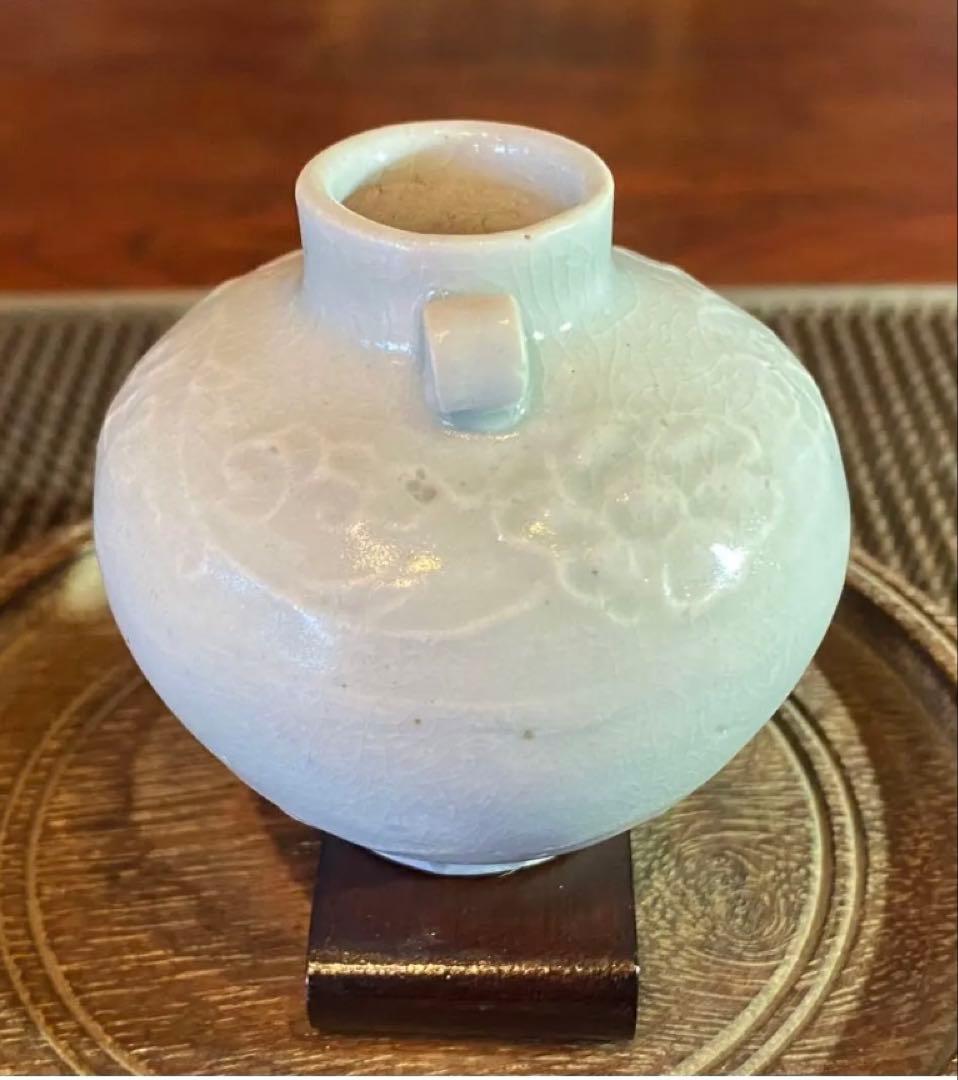 アンティーク・青白磁（影青）・陽刻梅唐草文・唐木鑑賞台座付・２点セット