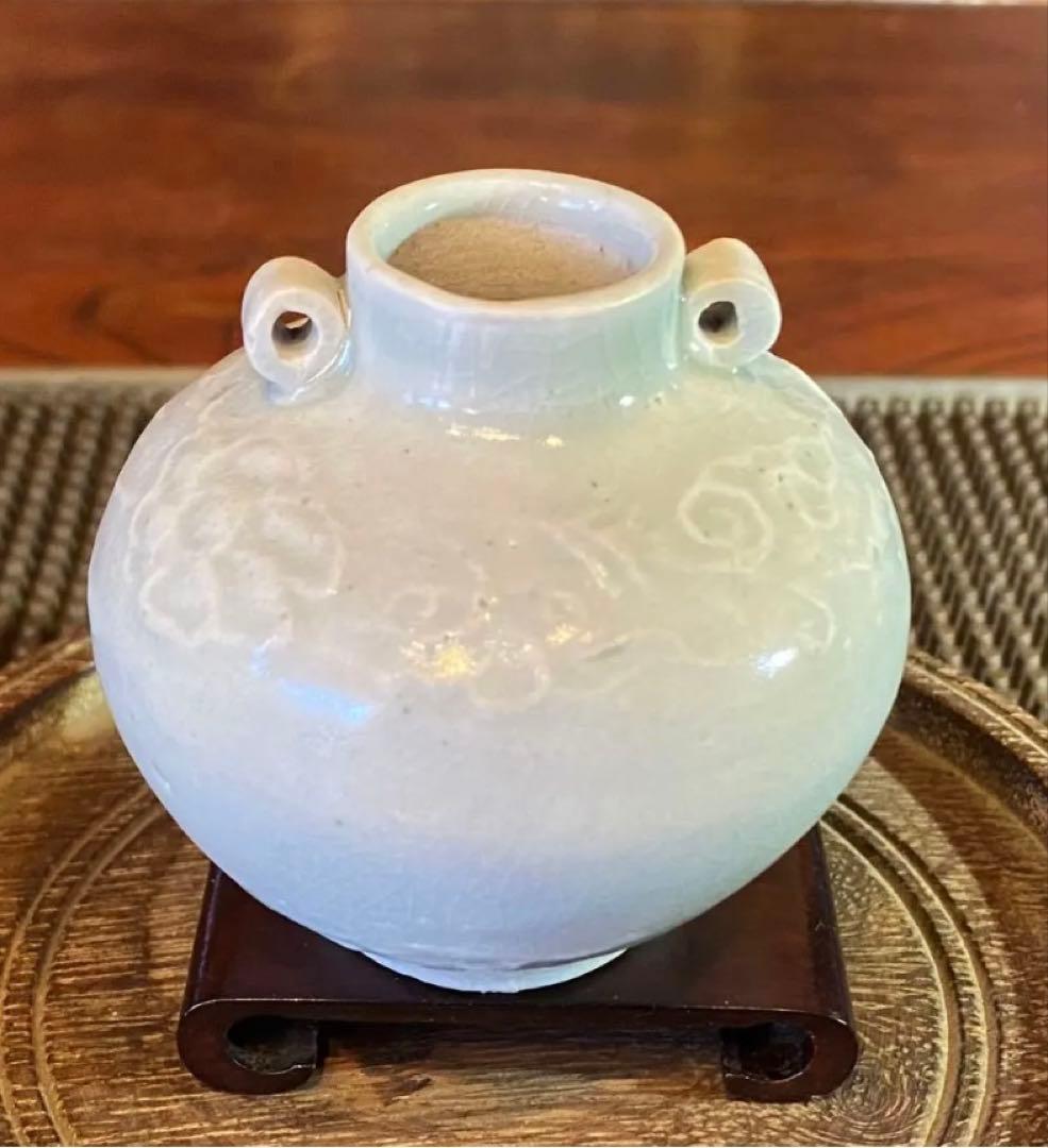 アンティーク・青白磁（影青）・陽刻梅唐草文・唐木鑑賞台座付・２点セット