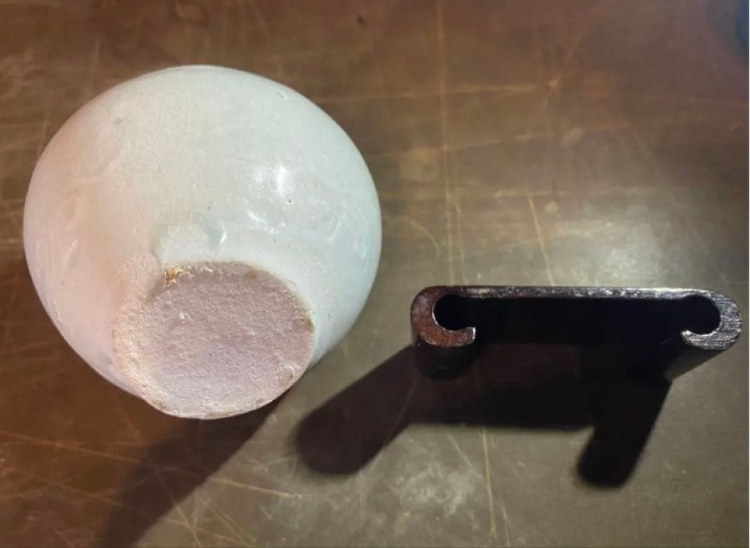 アンティーク・青白磁（影青）・陽刻梅唐草文・唐木鑑賞台座付・２点セット