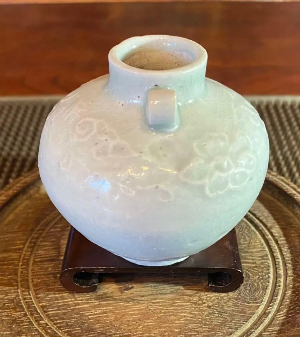 アンティーク・青白磁（影青）・陽刻梅唐草文・唐木鑑賞台座付・２点セット