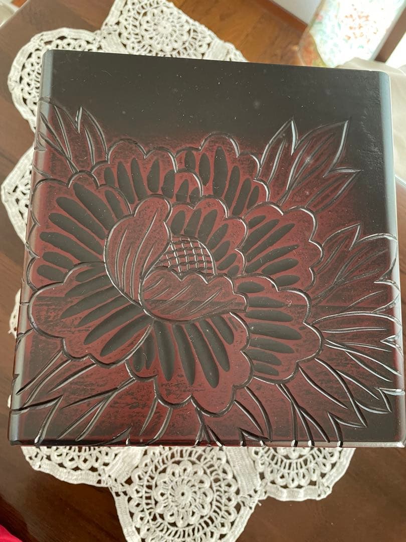 鎌倉彫　小箪笥　三ツ引　小引き出し　 総柄彫牡丹