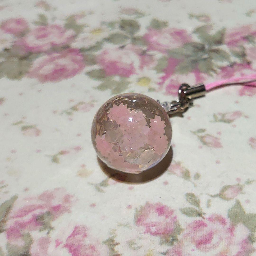 【天然石入り】暗いところで光る桜ボール(艶)のストラップチャーム☆ピンク