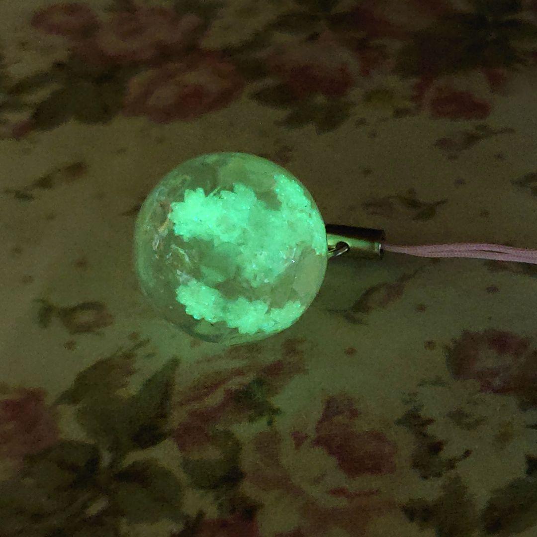 【天然石入り】暗いところで光る桜ボール(艶)のストラップチャーム☆ピンク