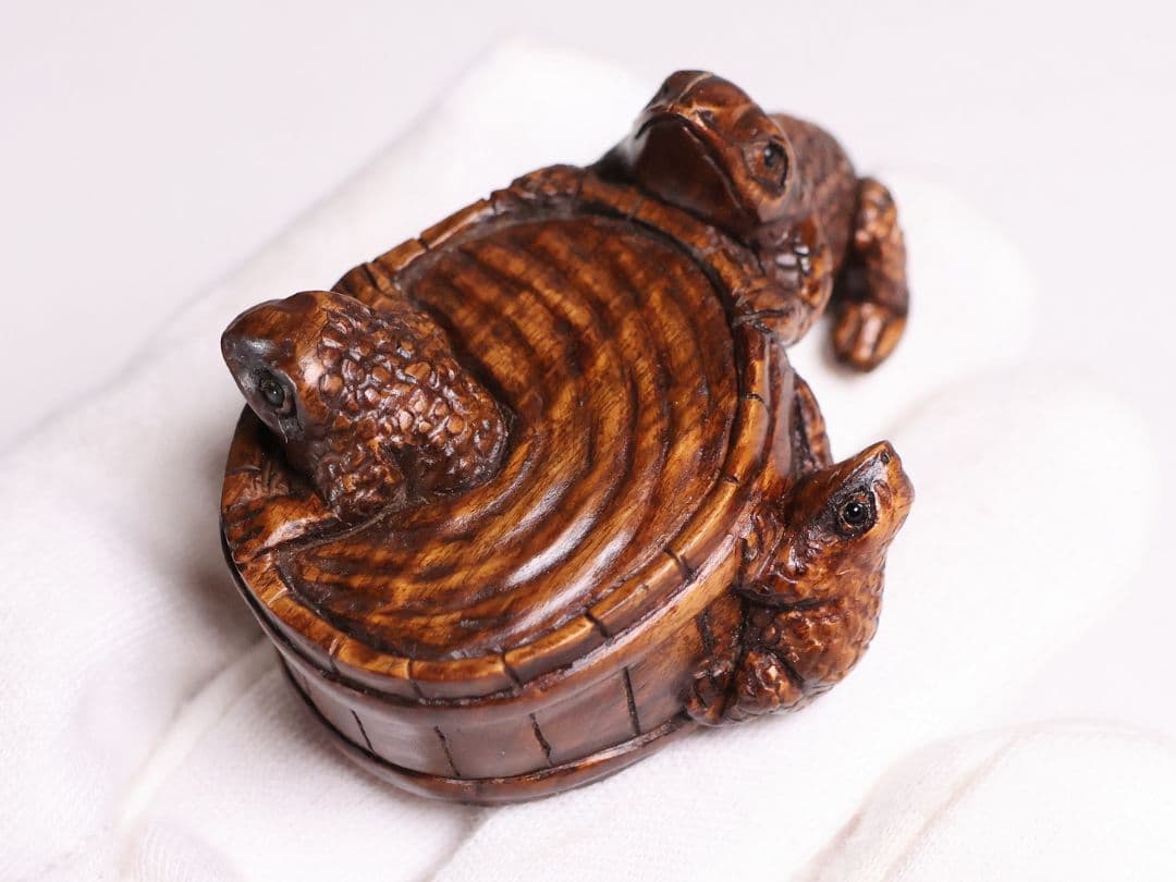 木製 提物 根付 在銘 水浴び 蛙 カエル 彫刻 木彫り【MB296】
