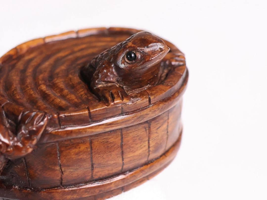 木製 提物 根付 在銘 水浴び 蛙 カエル 彫刻 木彫り【MB296】