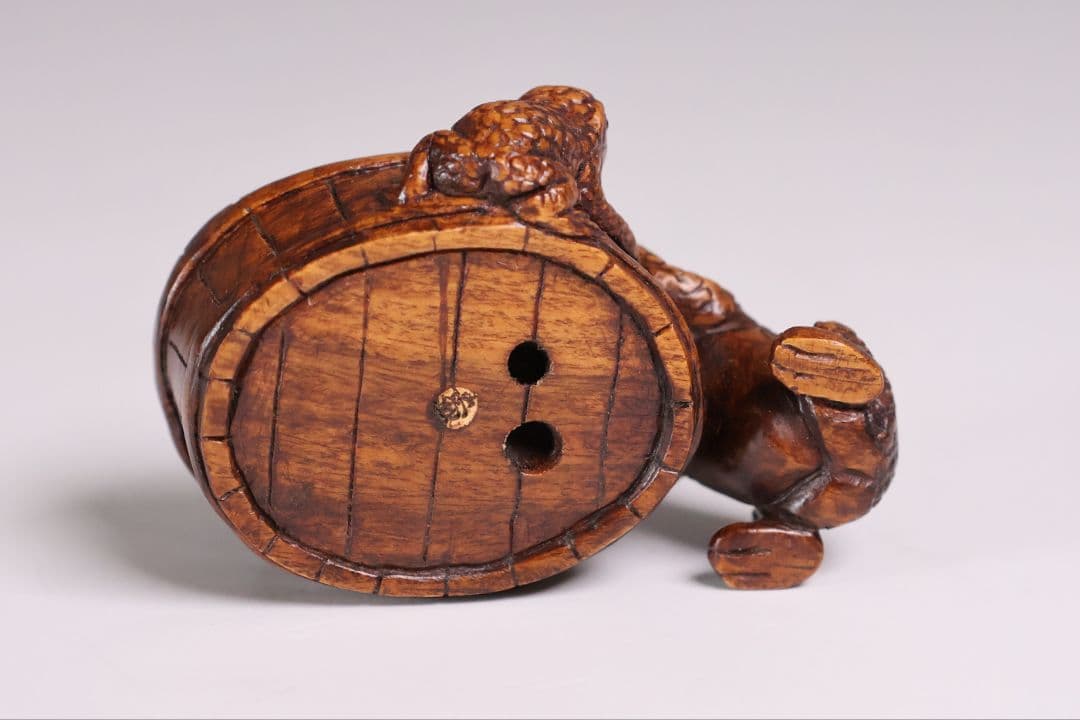 木製 提物 根付 在銘 水浴び 蛙 カエル 彫刻 木彫り【MB296】