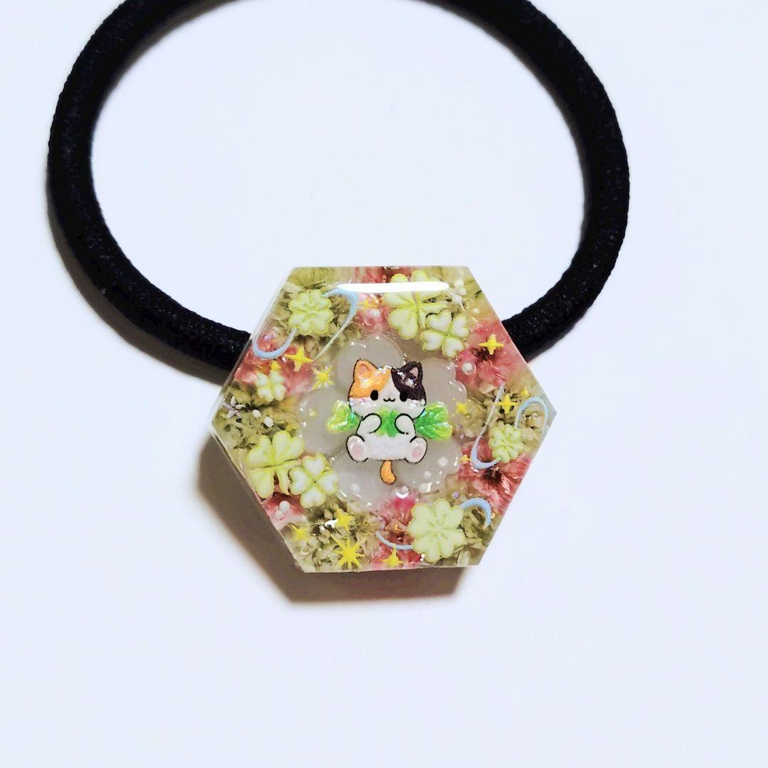 No.601　レジン ヘアゴム キーホルダー ピンバッジ 猫クローバーカスミソウ