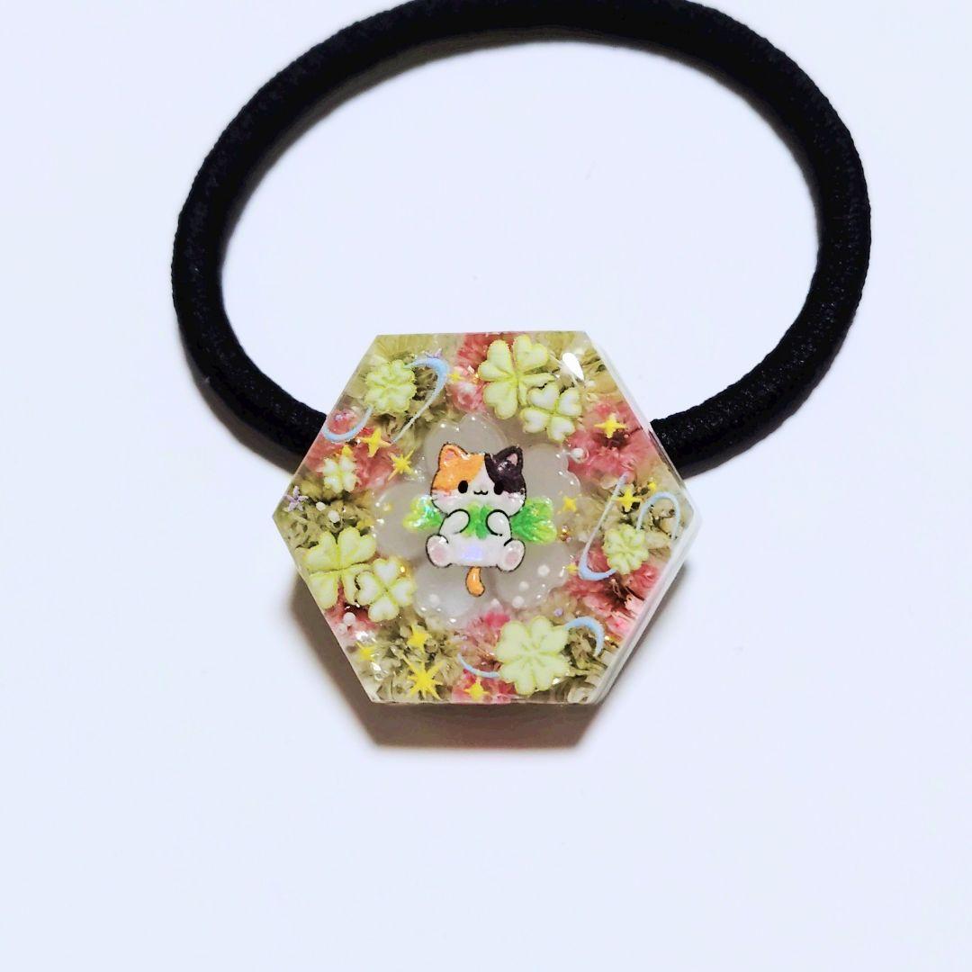 No.601　レジン ヘアゴム キーホルダー ピンバッジ 猫クローバーカスミソウ