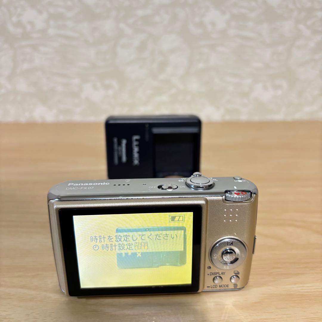 パナソニック　LUMIX DMC-FX07 コンパクトデジタルカメラ シルバー