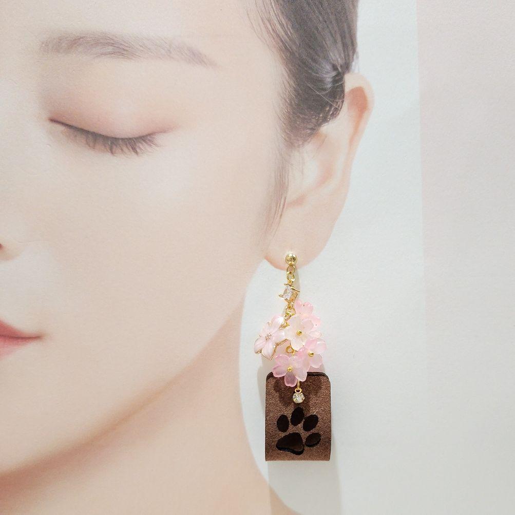 １点限定★春爛漫❀桜に包まれた猫の肉球 合成レザーピアス♡