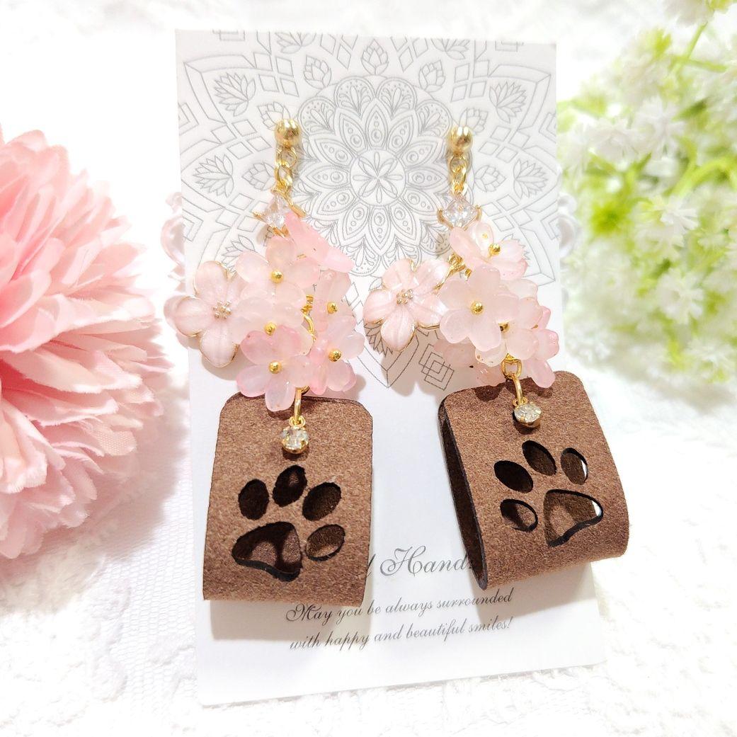 １点限定★春爛漫❀桜に包まれた猫の肉球 合成レザーピアス♡