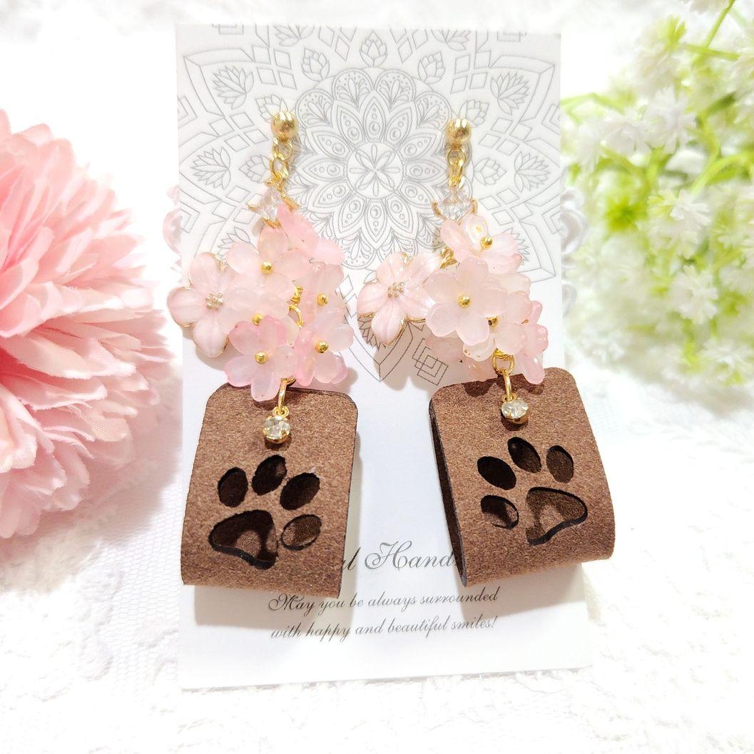 １点限定★春爛漫❀桜に包まれた猫の肉球 合成レザーピアス♡