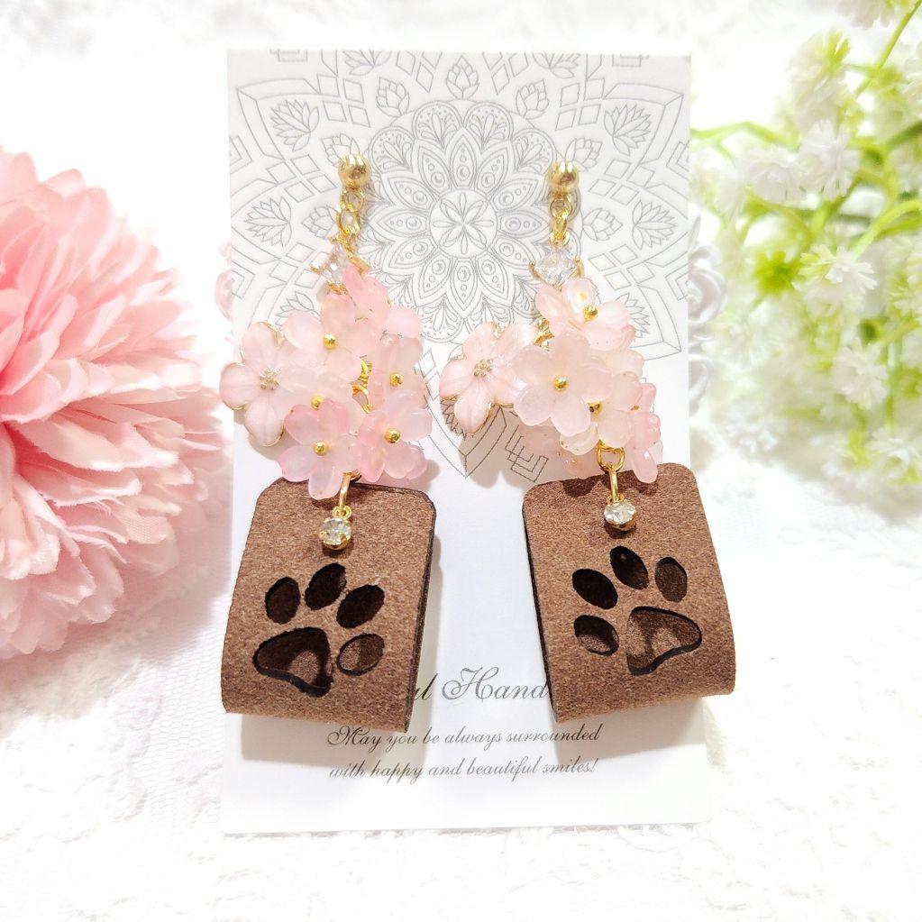 １点限定★春爛漫❀桜に包まれた猫の肉球 合成レザーピアス♡