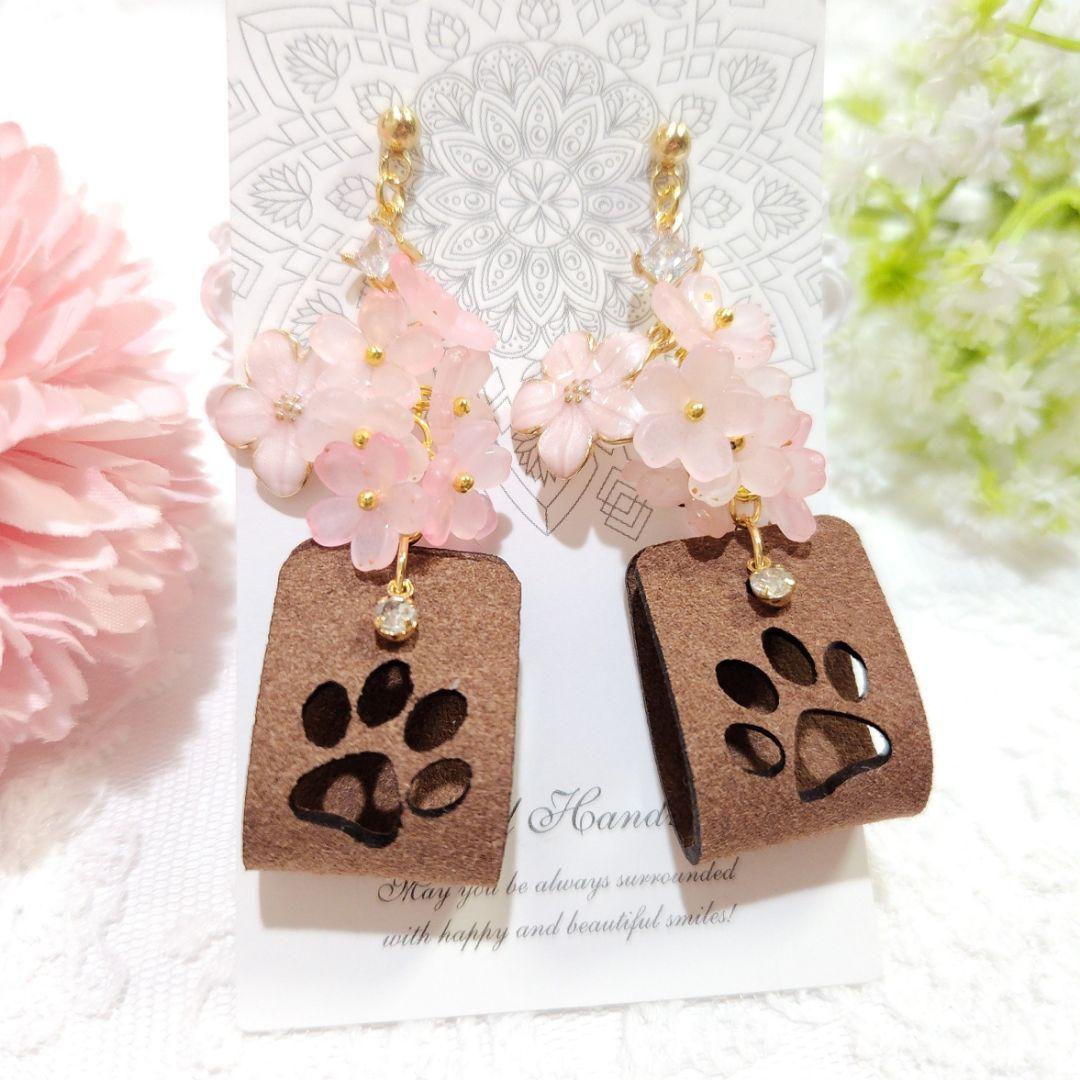 １点限定★春爛漫❀桜に包まれた猫の肉球 合成レザーピアス♡
