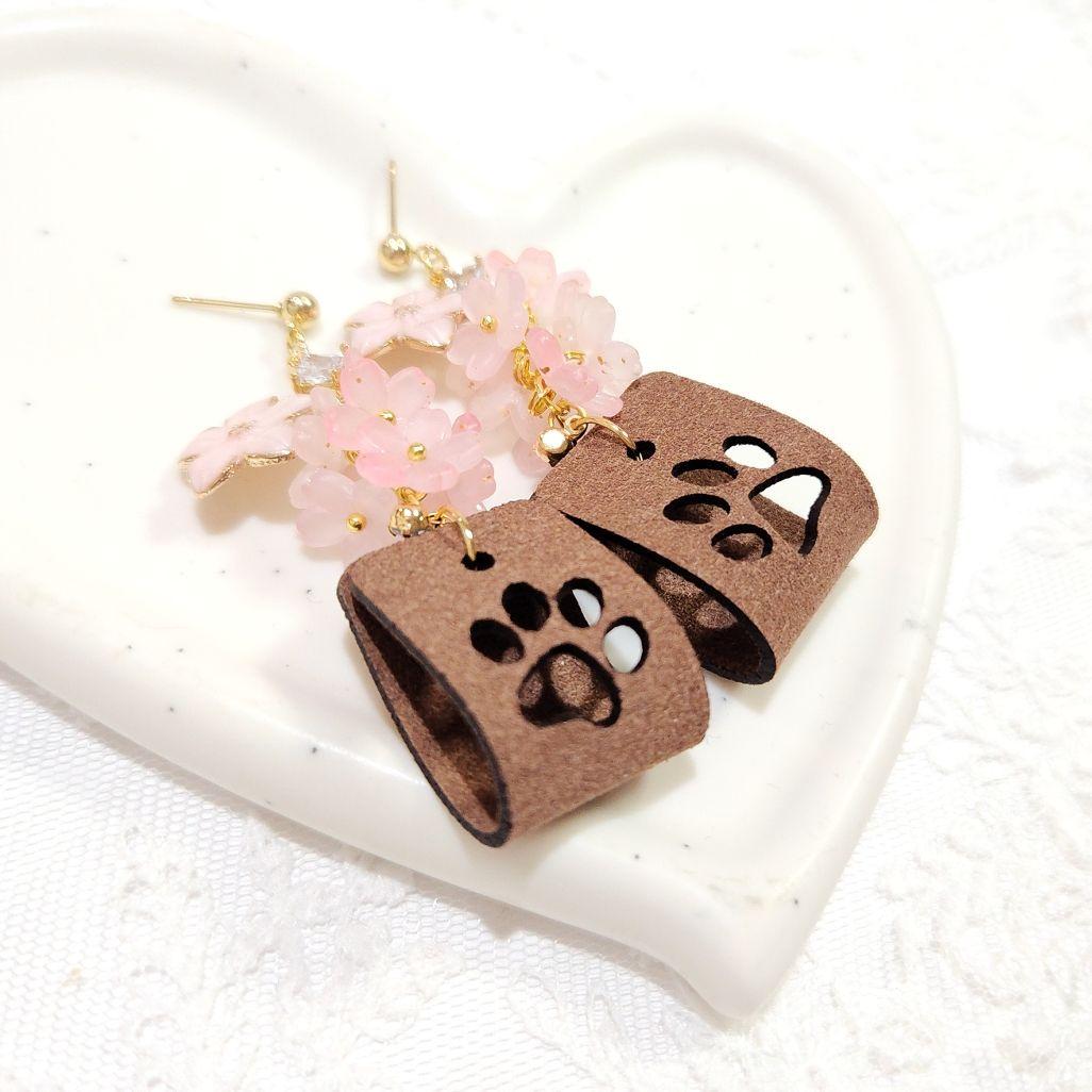 １点限定★春爛漫❀桜に包まれた猫の肉球 合成レザーピアス♡