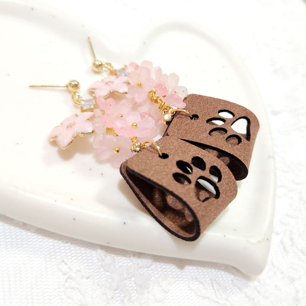 １点限定★春爛漫❀桜に包まれた猫の肉球 合成レザーピアス♡