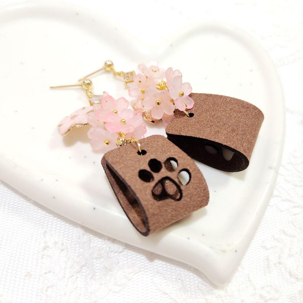 １点限定★春爛漫❀桜に包まれた猫の肉球 合成レザーピアス♡