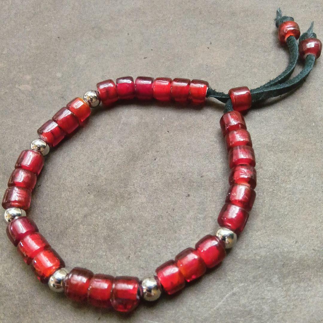 赤いビーズのブレスレット