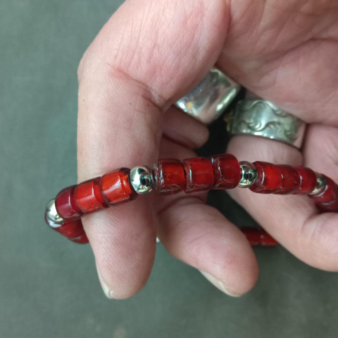 赤いビーズのブレスレット