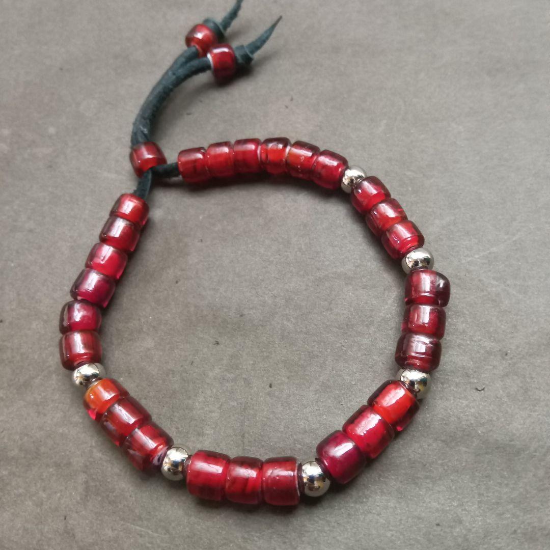 赤いビーズのブレスレット