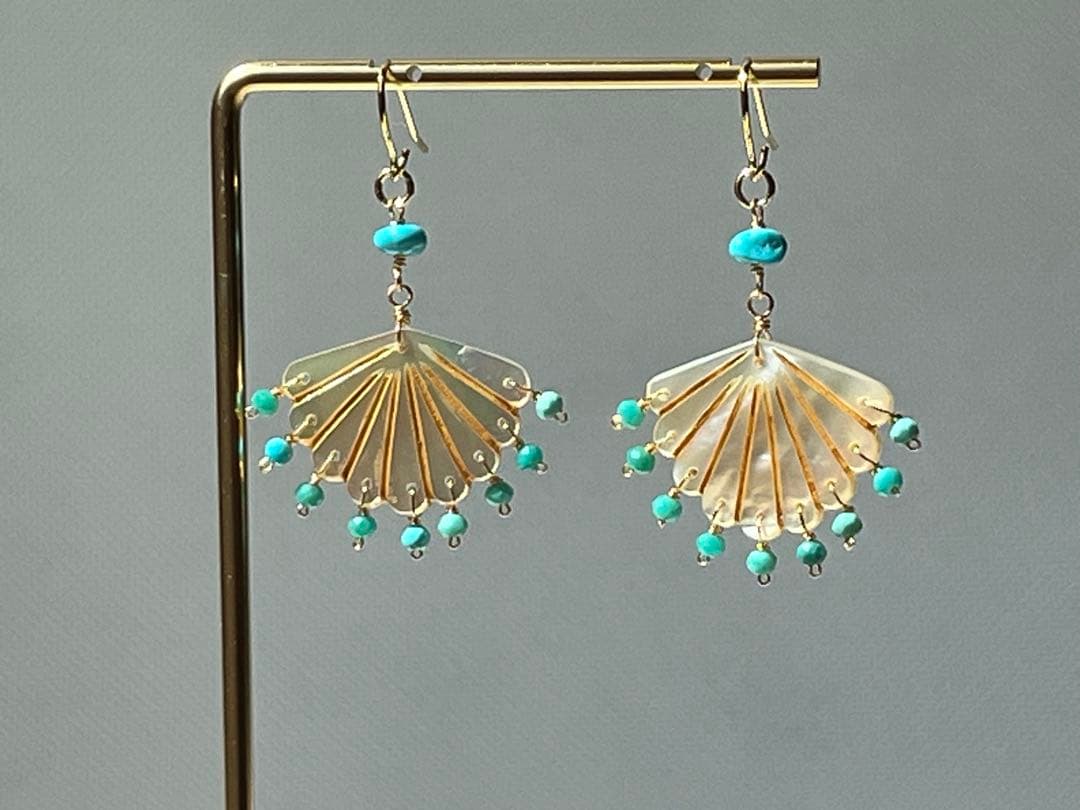 ＊14kgf マザーオブパール フリルドットホールカービング ピアス