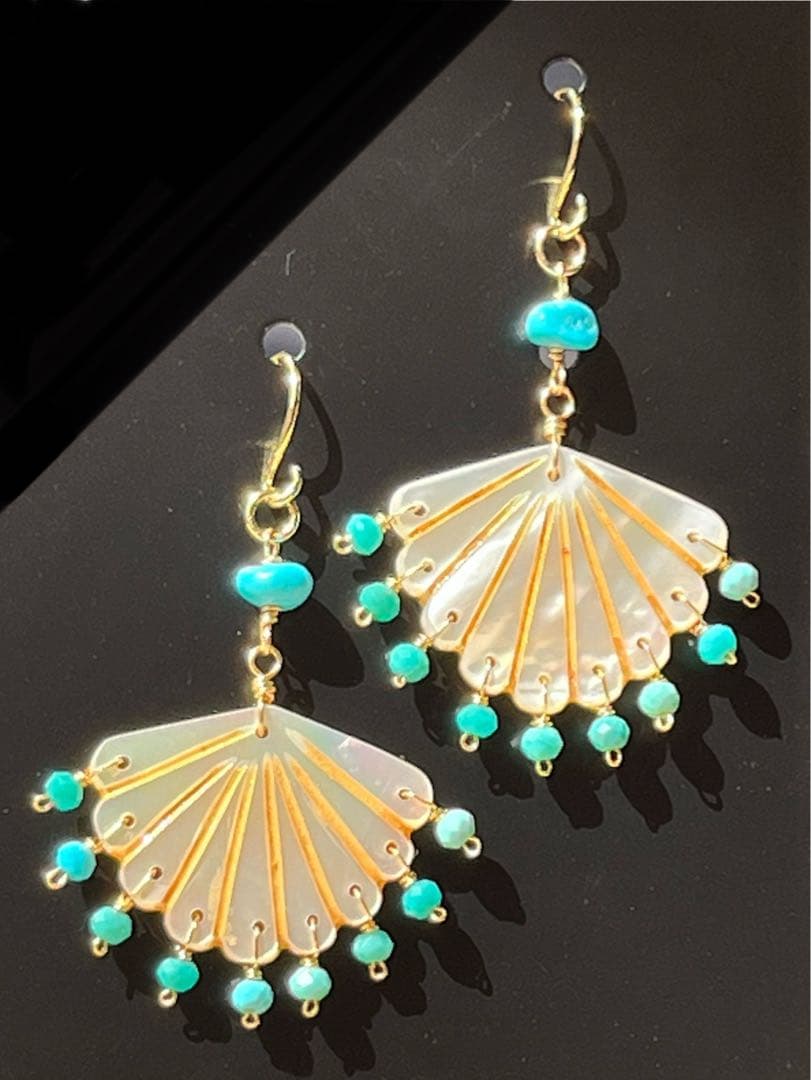 ＊14kgf マザーオブパール フリルドットホールカービング ピアス