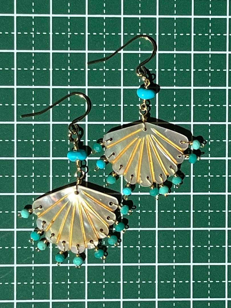 ＊14kgf マザーオブパール フリルドットホールカービング ピアス