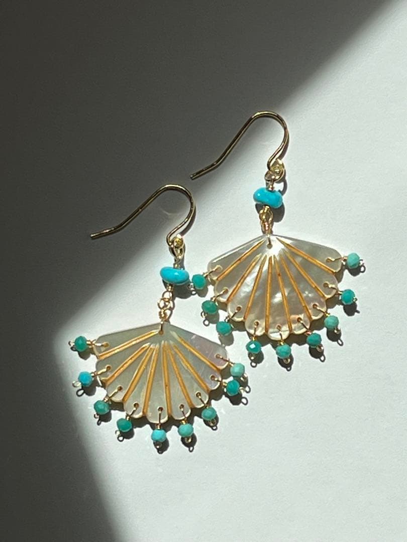 ＊14kgf マザーオブパール フリルドットホールカービング ピアス