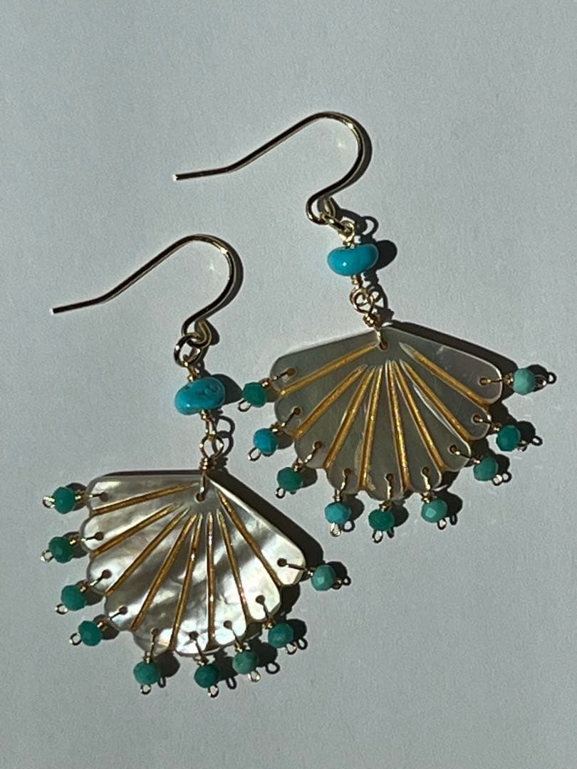 ＊14kgf マザーオブパール フリルドットホールカービング ピアス