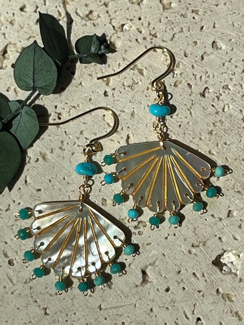 ＊14kgf マザーオブパール フリルドットホールカービング ピアス