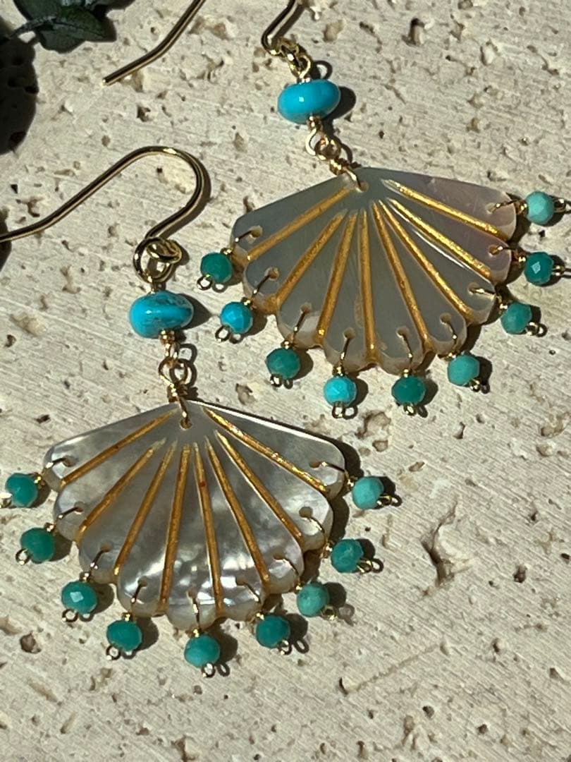 ＊14kgf マザーオブパール フリルドットホールカービング ピアス