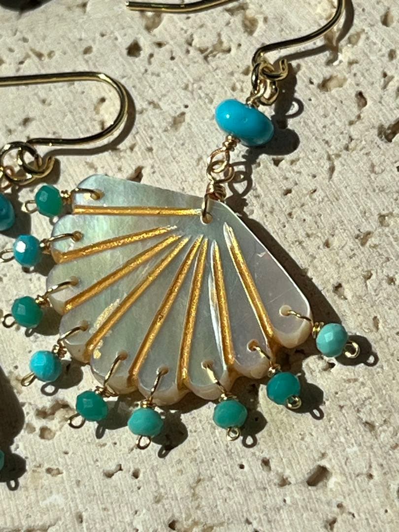 ＊14kgf マザーオブパール フリルドットホールカービング ピアス