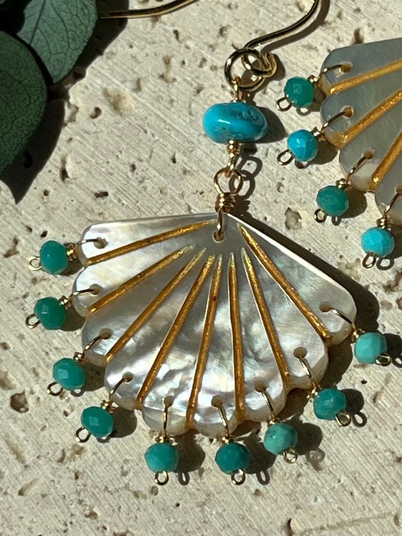 ＊14kgf マザーオブパール フリルドットホールカービング ピアス