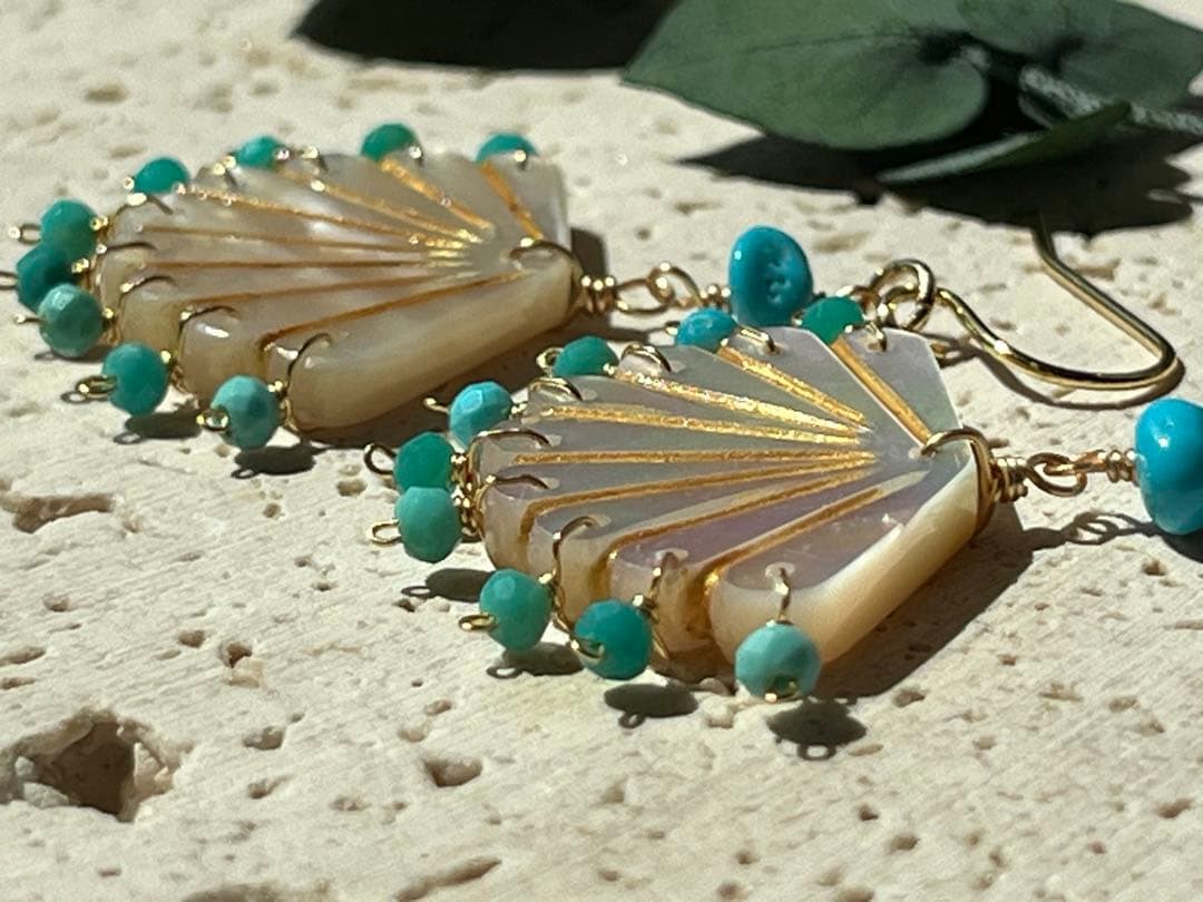 ＊14kgf マザーオブパール フリルドットホールカービング ピアス