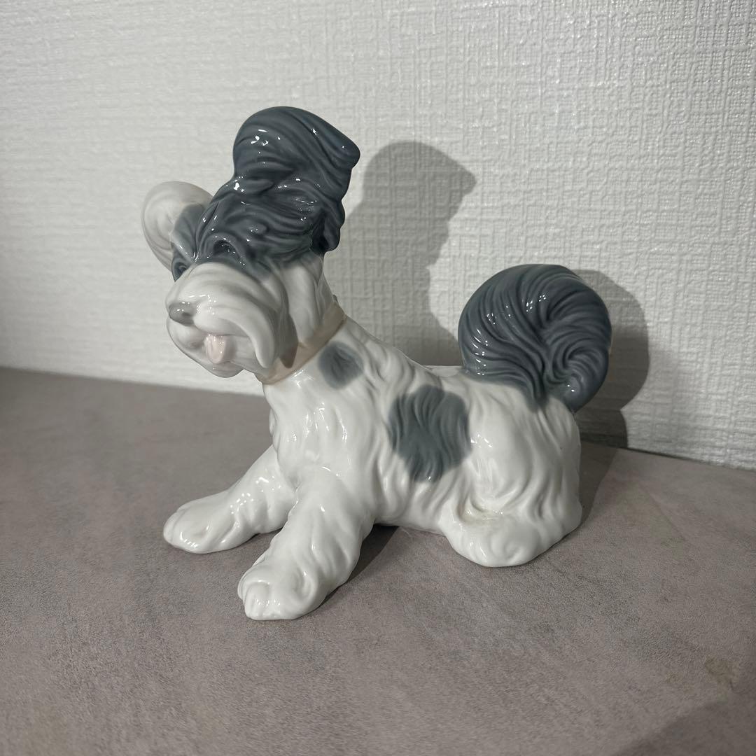 リヤドロの犬の陶器置物