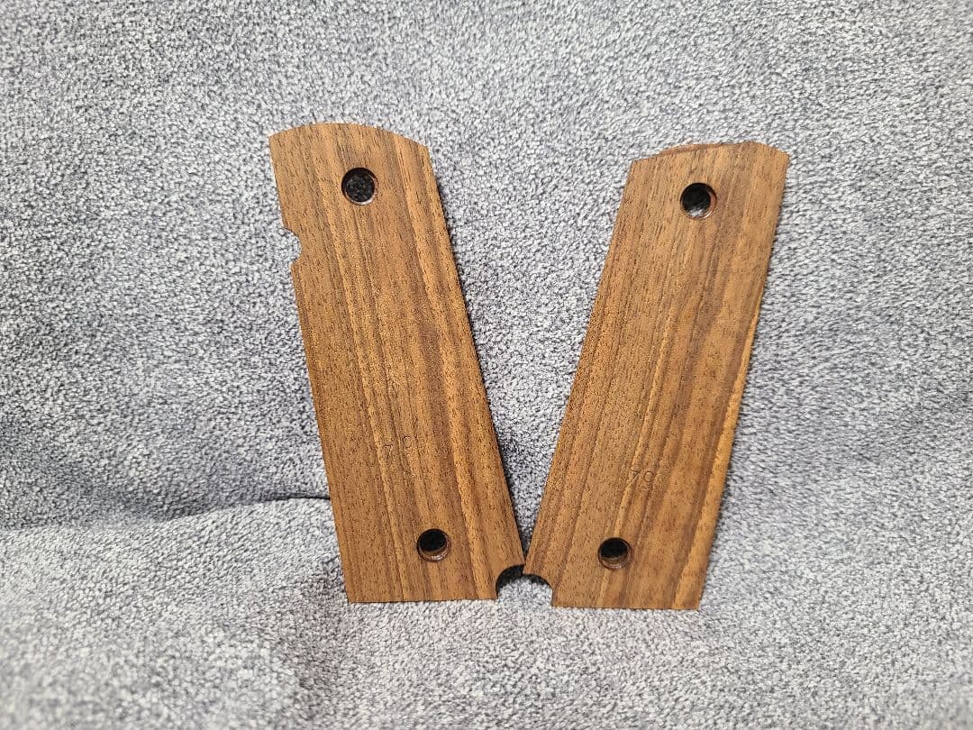 必見！極美品！入手困難！SIG SAUER 1911木製グリップ