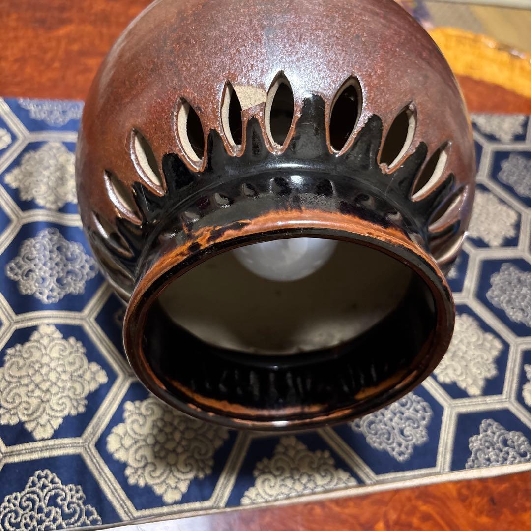 陶器製の茶色の照明器具