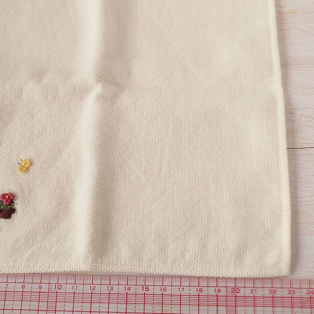 手刺繍入ちっちゃな タオルハンカチ【はりねずみ君とサボテン】
