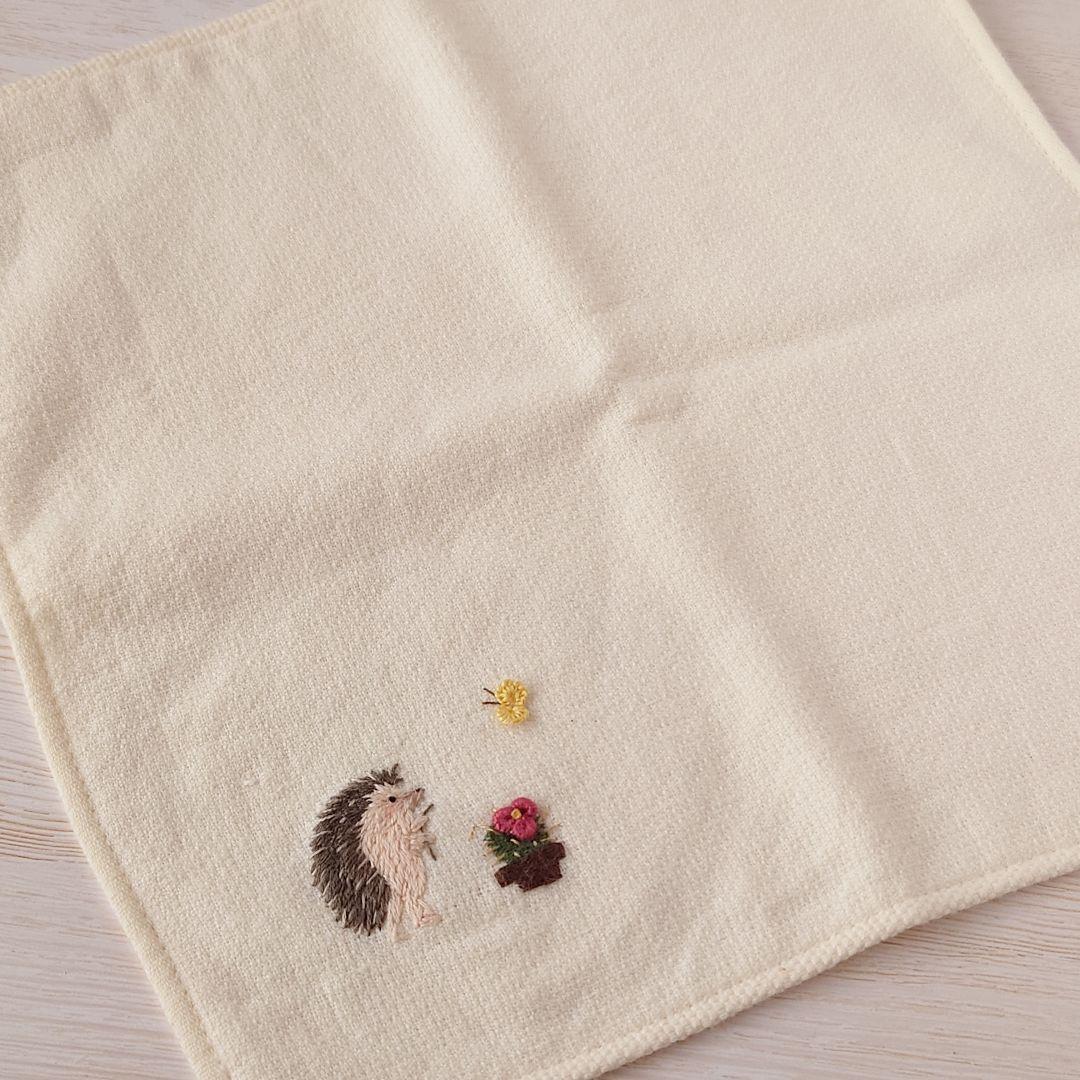 手刺繍入ちっちゃな タオルハンカチ【はりねずみ君とサボテン】
