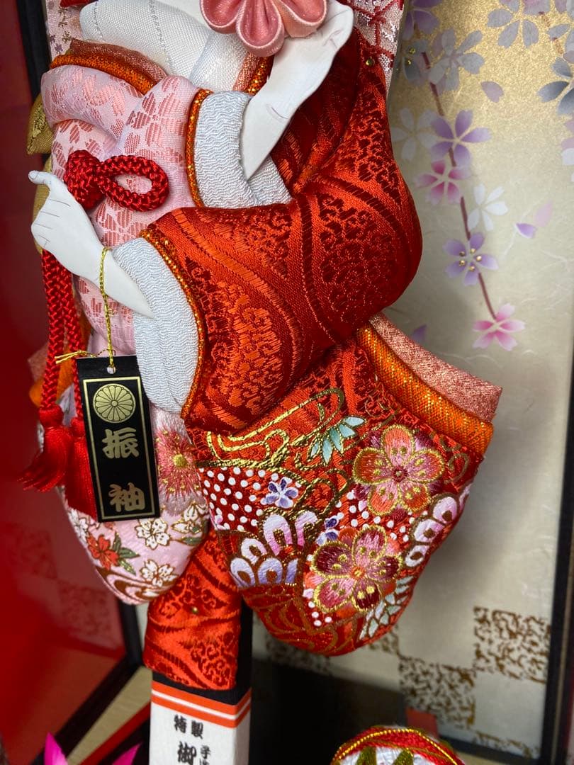 羽子板振袖刺繍金彩ガラスケース１３号・サイズ間口約２８×奥行約２３×高さ約５５㎝